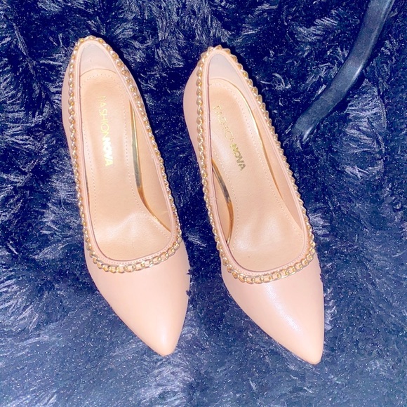 8.5 Nude Heels with Gold chain outline 🤩 - Picture 7 of 15